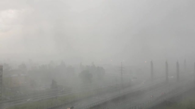 暴雨雷雨有阵风，市区有冰雹，路面能见度差。