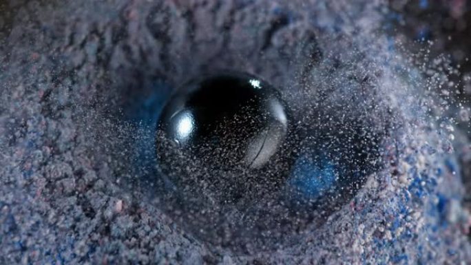 SLO MO LD蓝色玻璃球落入一堆灰尘中
