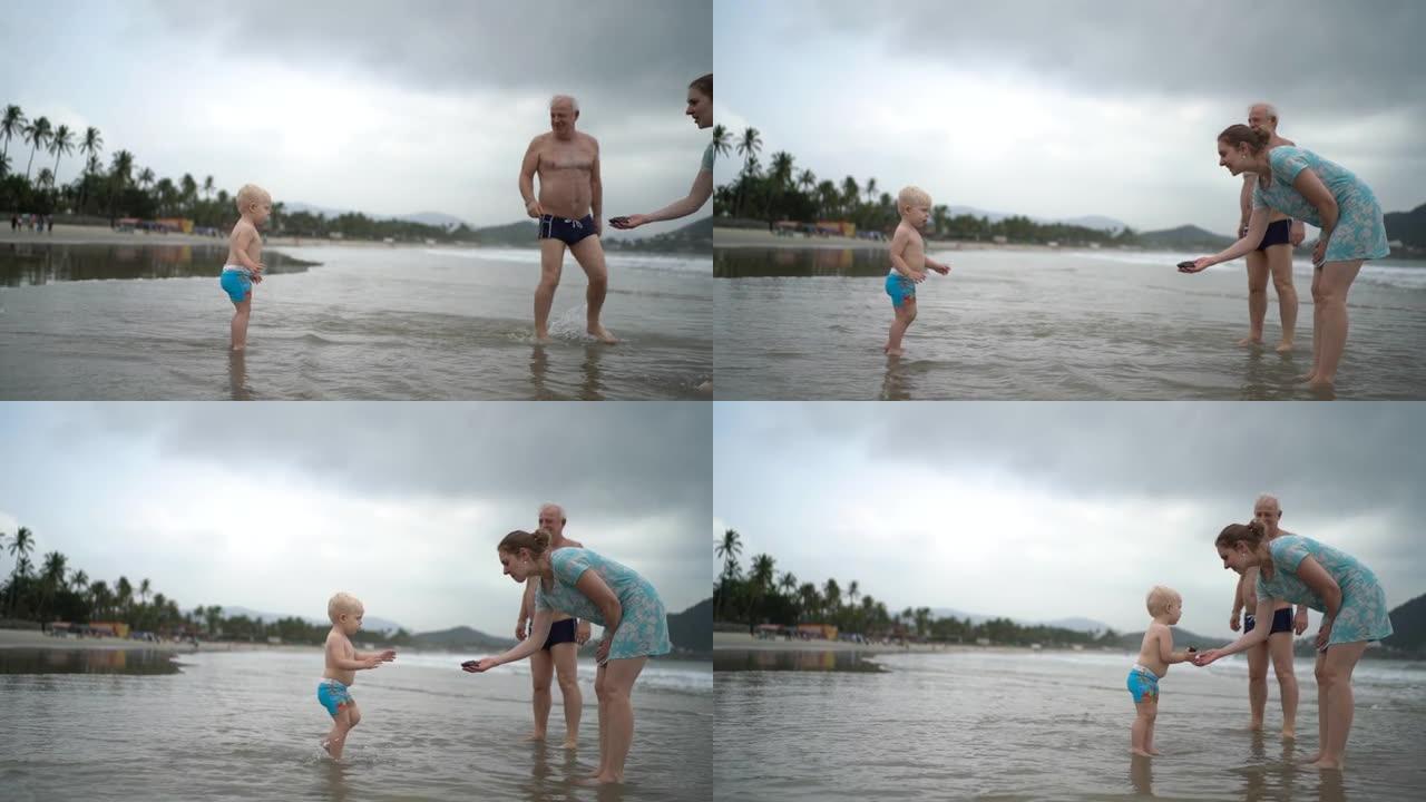 男婴与祖父和母亲一起入海