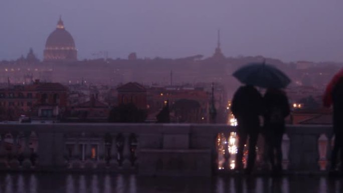 忧郁的罗马，有雨水和游客