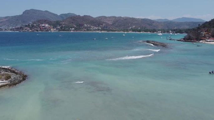 空中无人机拍摄了Zihuatanejo附近的浅滩