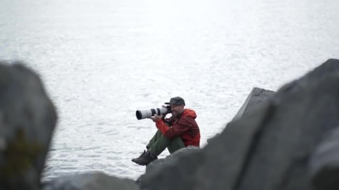 一名年轻男性摄影师在海湾附近拍摄的近景