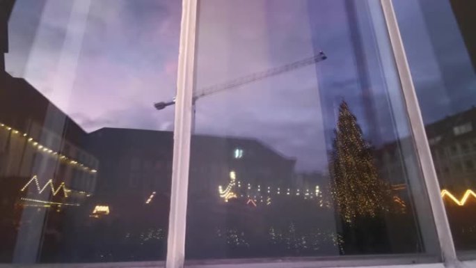 倒影圣诞市场杜塞尔多夫和窗内的起重机