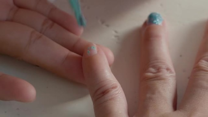 女孩在家为母亲画指甲，生活方式概念。