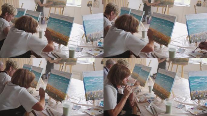 一位退休老妇人和朋友一起画了一幅画。一群老年朋友和一名老年妇女正在一起画画。