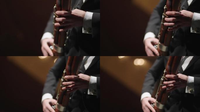 男子在铜管乐团演奏巴松管，巴松琴手的特写镜头，音乐家正在使用管乐器