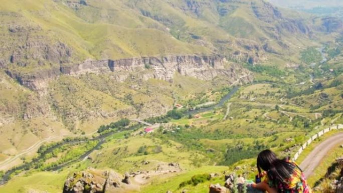 女性高加索游客享受瓦兹亚洞穴城市和山谷令人惊叹的全景景观
