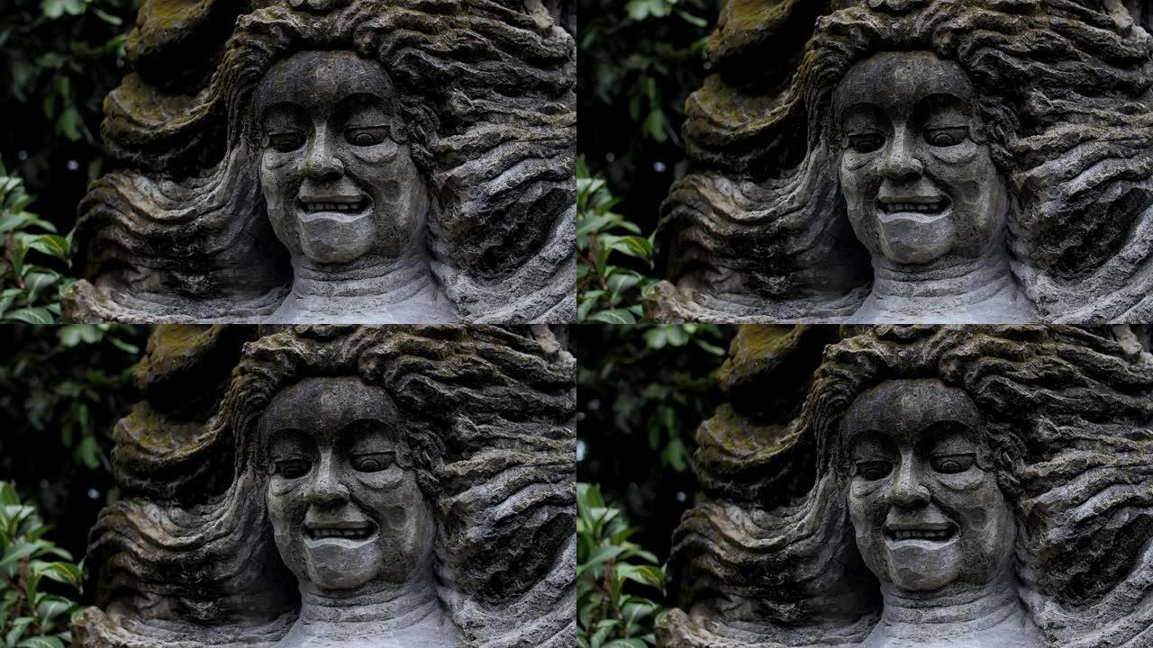 巴厘岛雨林中的古代雕像