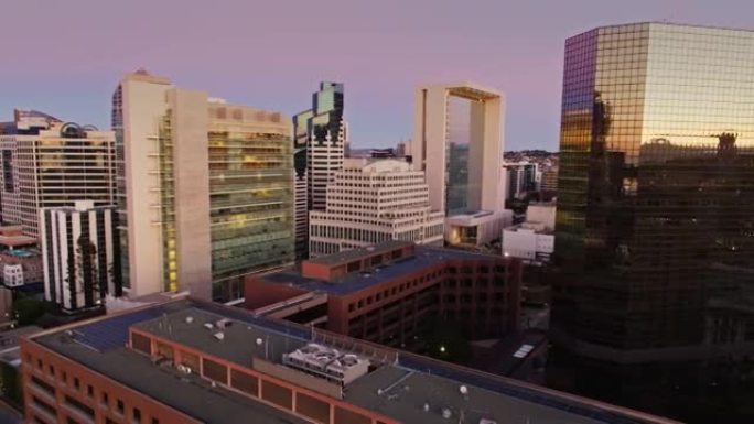 日出前圣迭戈市中心闪亮的办公楼 -- 空中