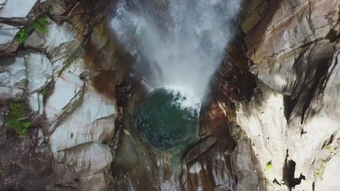 空中无人机拍摄峡谷中的瀑布