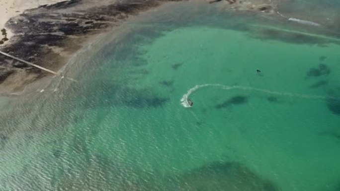 空中无人机在深绿色的海水上拍摄了风帆冲浪者