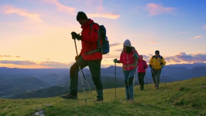 SLO MO TS徒步旅行者在日落时在山上行走