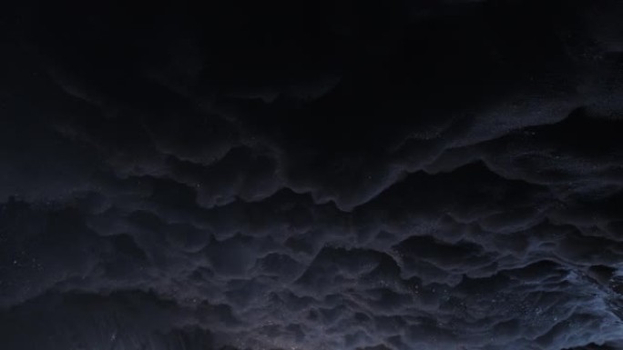 深色泡沫泡泡云抽象纹理背景。闪电和雷声模拟