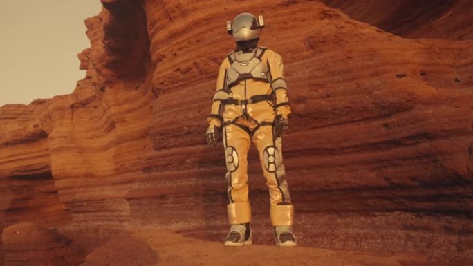 在火星上散步。女宇航员探索铁锈色的洞穴和岩石。触摸石墙，攀登