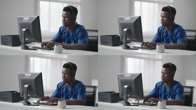 一个黑人穿着医生的制服坐在电脑旁，一边用耳机接听电话，一边写病人的卡。救护车热线接听电话并分发救护车