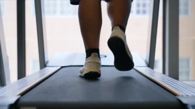 在跑步机上跑步可以改善腿部健康。
