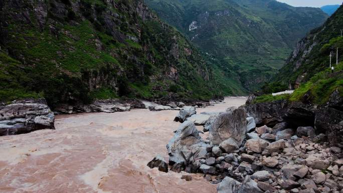 怒江老虎跳江水气势磅礴峡谷激流虎跳峡