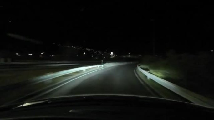 夜间驾驶汽车挡风玻璃外的超流/延时视图