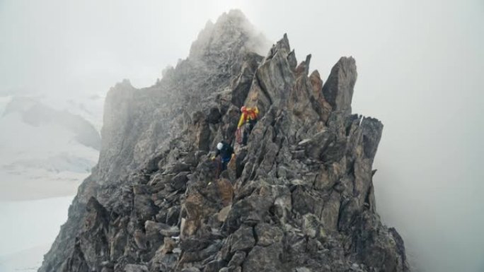 专业的高级登山者在欧洲阿尔卑斯山的尖峰上移动。用绳子。鸟瞰图