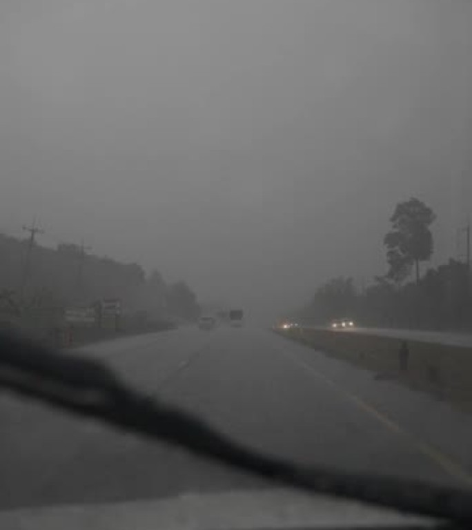在高速公路上的暴雨中驾驶汽车