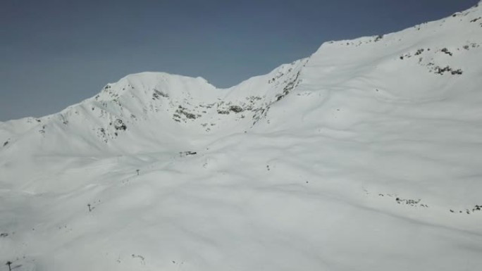 空中无人机拍摄积雪覆盖的山脉和滑雪场