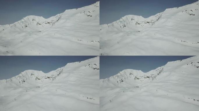 空中无人机拍摄积雪覆盖的山脉和滑雪场