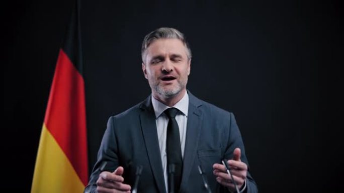 自信的德国政治家向选民做出选举承诺，新闻发布会