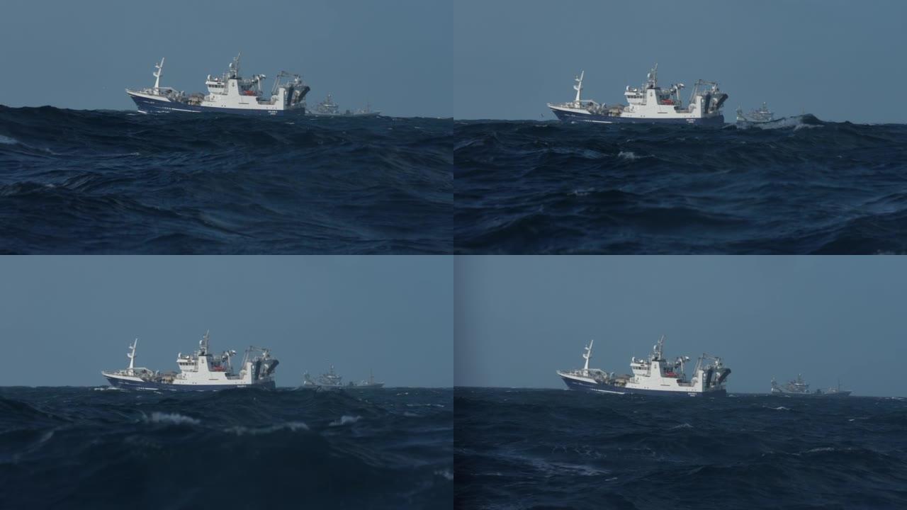 渔船拖网渔船在波涛汹涌的海面上航行