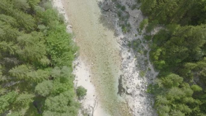 空中无人机可以看到清澈的高山河水，人们可以在岸上跳进去，游泳和放松