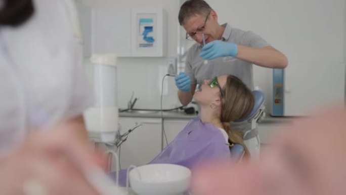 高加索男性牙医除垢女性患者牙菌斑