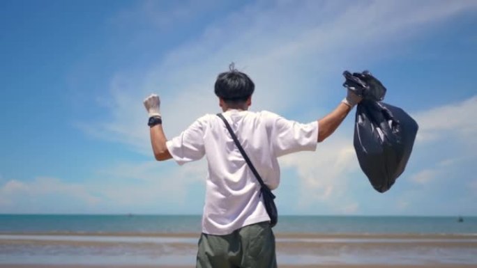 慢动作男子在清理海滩后已经很高兴了