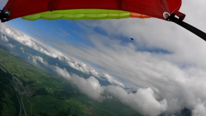 滑翔伞在瑞士山区景观之上的POV