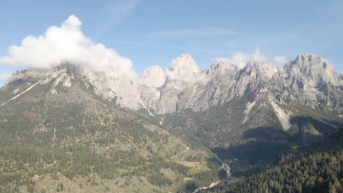 在高耸的山峰和山谷之间飞行的鸟瞰图