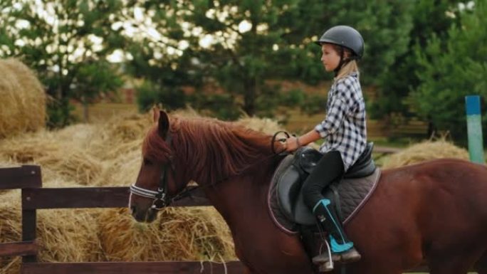 儿童骑马课程，小女孩在牧场或马术俱乐部的围场骑马