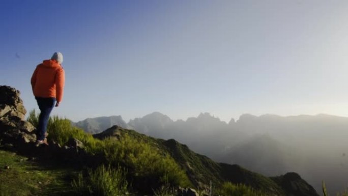 徒步旅行者登上山脊线，大海