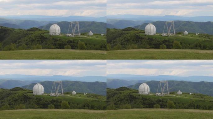 特殊科学天体物理观测站。天文中心用大型望远镜对宇宙进行地面观测。