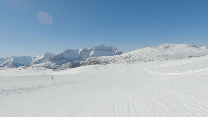 冬季下降滑雪坡的第一人称视角