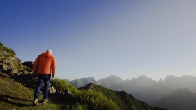 徒步旅行者登上山脊线，大海