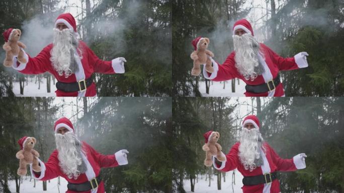 打扮成圣诞老人的男人在森林里与戴着圣诞老人帽子的泰迪熊玩耍