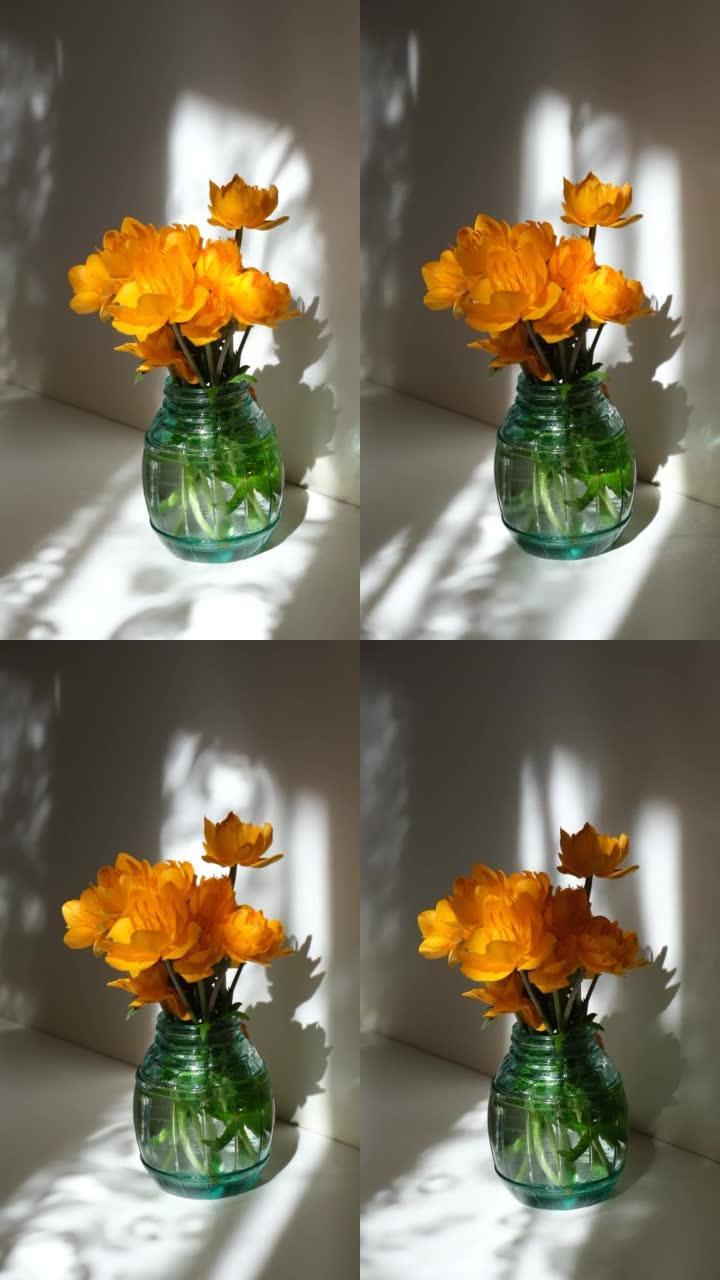 复古夏日静默生活。玻璃花瓶中的Globeflower。黄花金莲花。瓦比萨比风格。日出或日落。柔和优雅