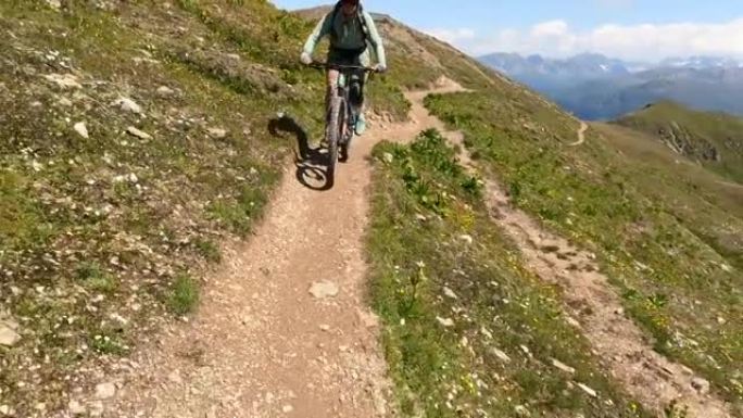 女子山地自行车沿高山路径的第一人称视角