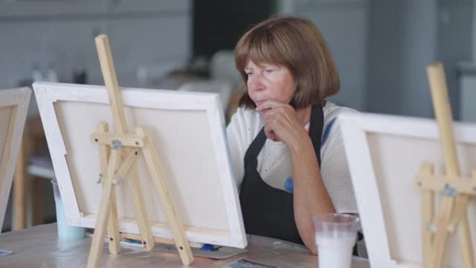 一位老年妇女在绘画课程中画画