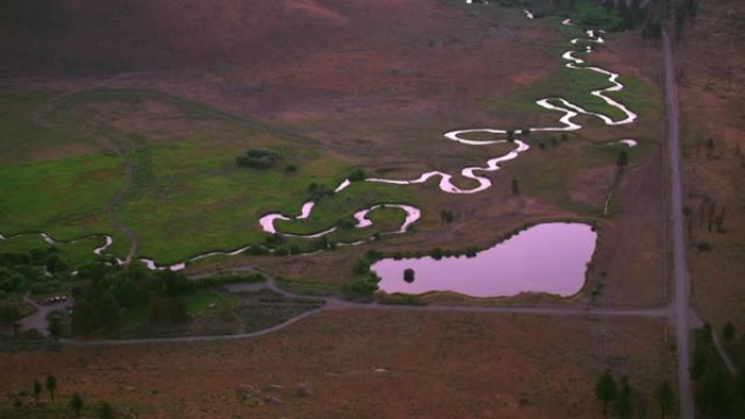 空中河流蜿蜒穿过美国加利福尼亚州因约国家森林的景观