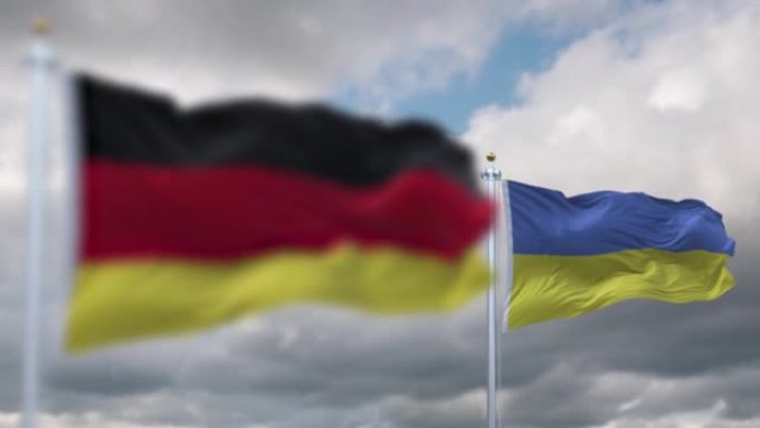 德国和乌克兰的国旗在多云的天空中