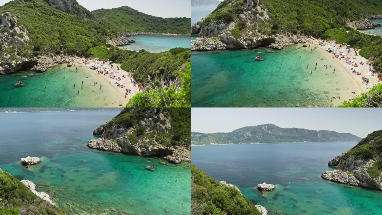 希腊科孚岛的蒂莫尼港海滩上的鸟瞰图人群。美丽的绿松石泻湖和海滩