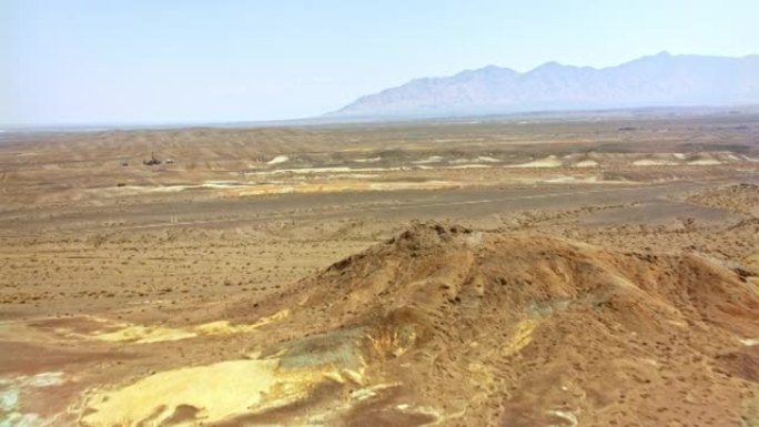 在美国内华达州，空中平坦的沙漠景观，灌木和远处的山