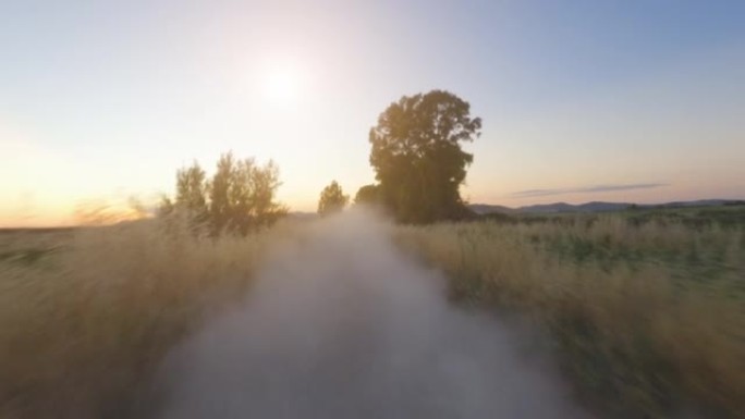 越野POV汽车驾驶: 日落时在尘土飞扬的轨道上后视