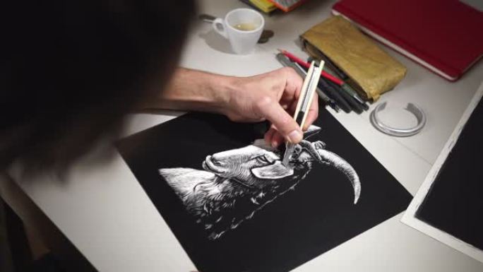 一位男性艺术家从事山羊抓痕艺术的特写镜头
