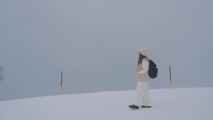 在雪地上行走的年轻女性