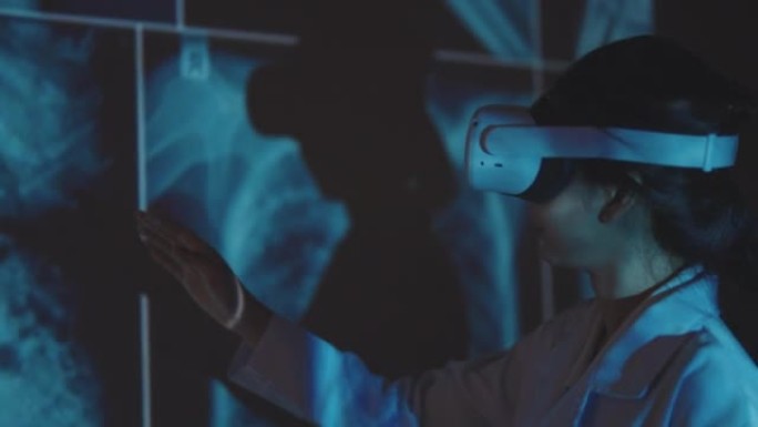 亚洲女医生在手术室戴VR护目镜。
